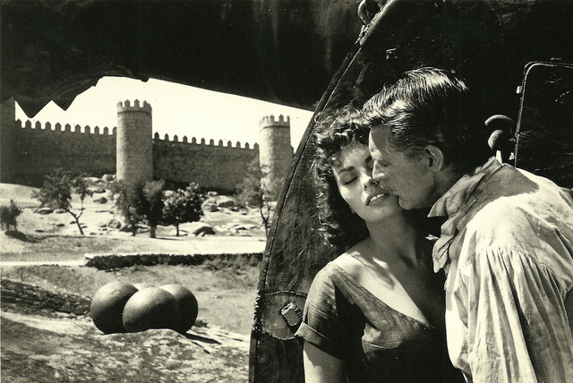 Ávila. Foto promocional de la película Orgullo y Pasión. Cary Grant y Sofía Loren